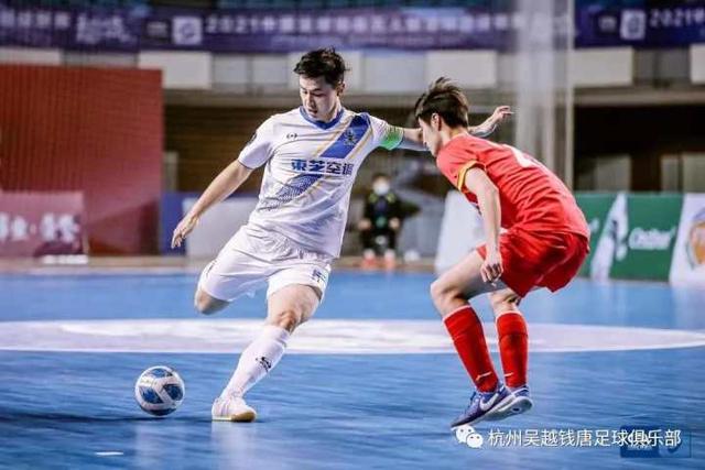 伊萨克抵纽卡下榻点遭球迷高喊“f*** off