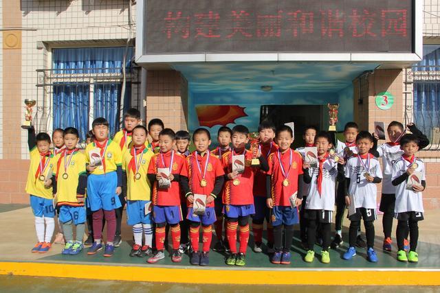 卡塔尔连续传中海多斯中路抢点破门 暂1-2落后波黑队